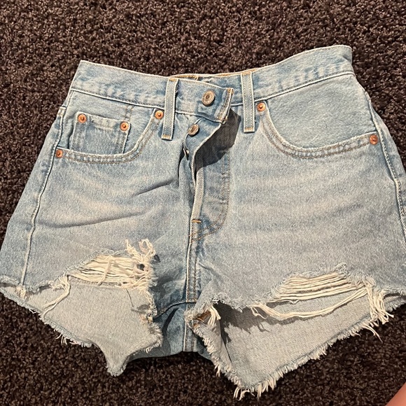 Worn ONCE, Levi's distressed blue denim shorts - Picture 4 of 4
